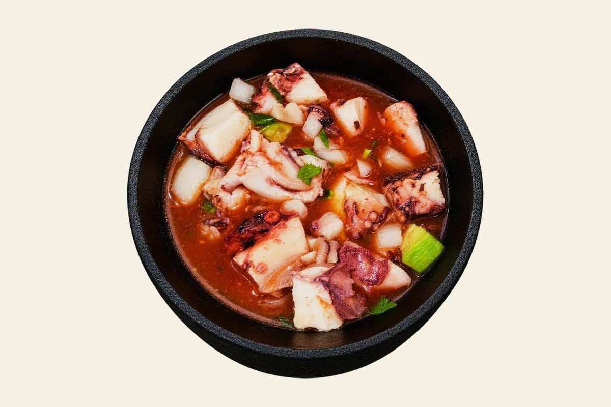 Coctel de pulpo: octopus cocktail with onion, cilantro and avocado