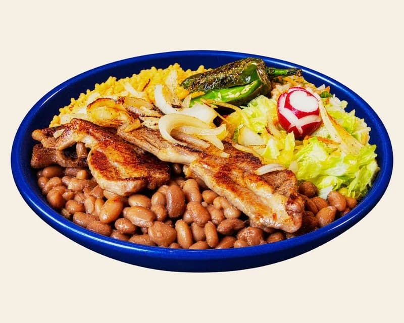 Plato ranchero: steak with pinto beans, rice, grilled onions, a grilled jalapeño and lettuce